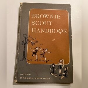 VINTAGE BROWNIE SCOUT HANDBOOK.